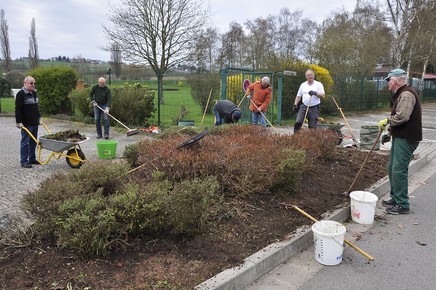 Arbeitseinsatz im Schwimmbad